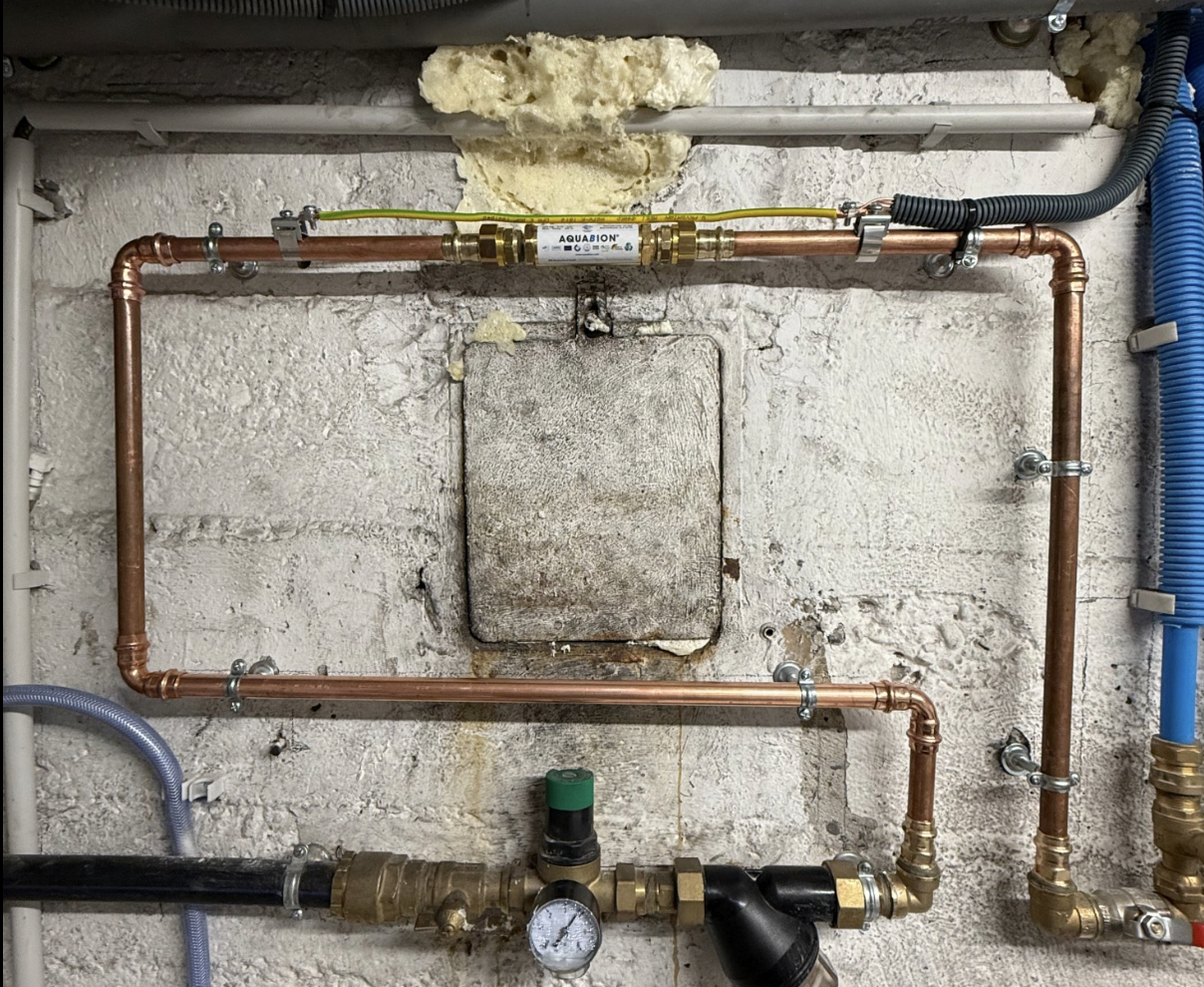 Installation adoucisseur d'eau compact